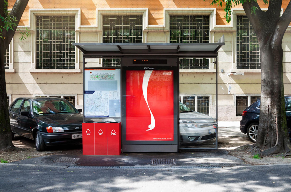 可口可乐创意户外广告:请将可乐罐扔到“这里”