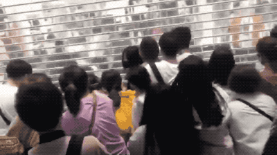 优衣库x KAWS联名款遭疯抢,背后满是套路!