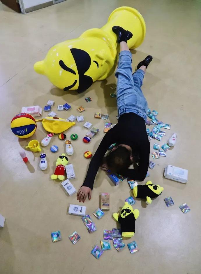 贫穷限制想象!“摔倒炫富”怎么突然就火了?