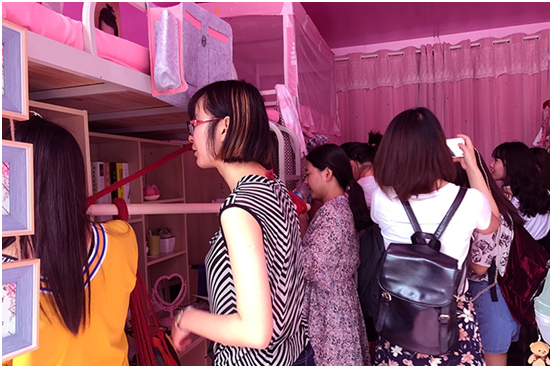 毕业季,你被巨型快递盒刷屏了没?