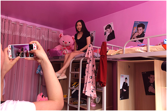 毕业季,你被巨型快递盒刷屏了没?