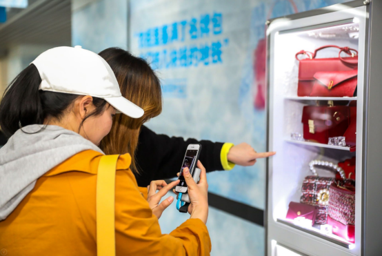 微贷网竟在地铁站办了个“囤物展”,扎心了!