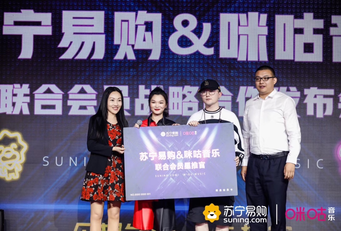 苏运莹、那吾克热《双面生活》首发 超燃合作助“卡王”上线