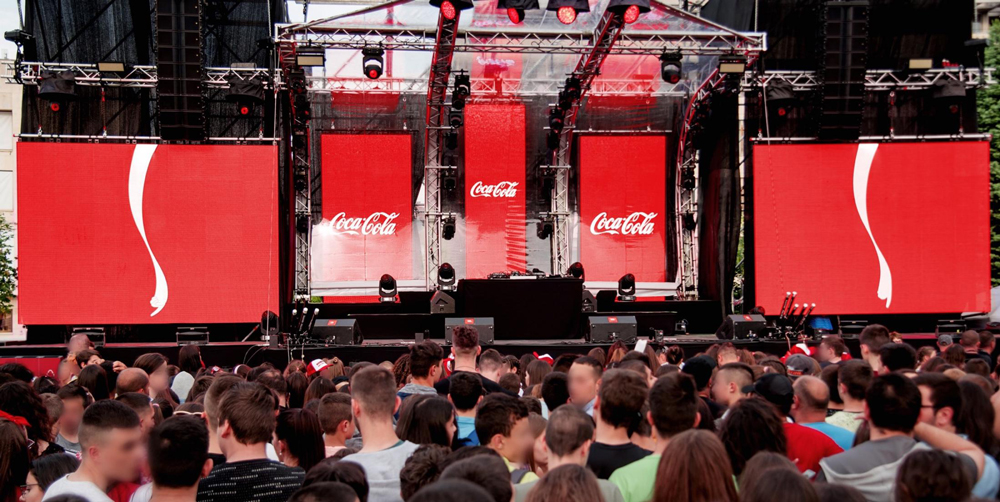 可口可乐创意户外广告:请将可乐罐扔到“这里”