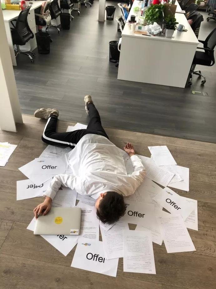 贫穷限制想象!“摔倒炫富”怎么突然就火了?