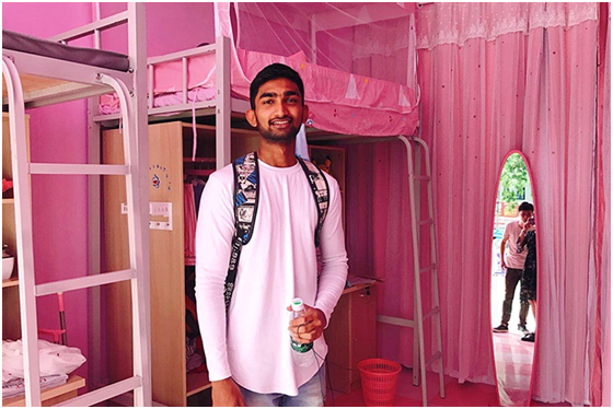 毕业季,你被巨型快递盒刷屏了没?