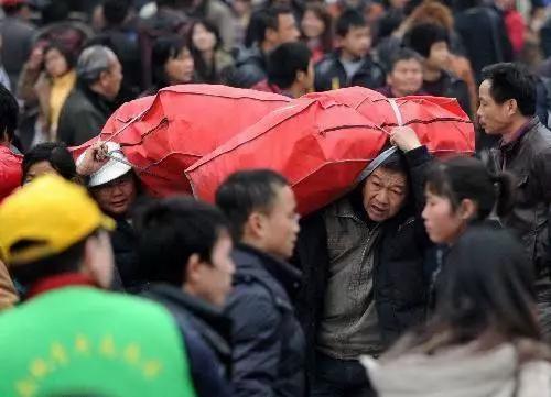 套路几乎一样,为什么iPhoneXS《一个桶》没刷屏?