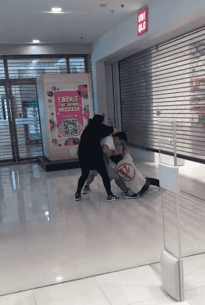 优衣库x KAWS联名款遭疯抢,背后满是套路!