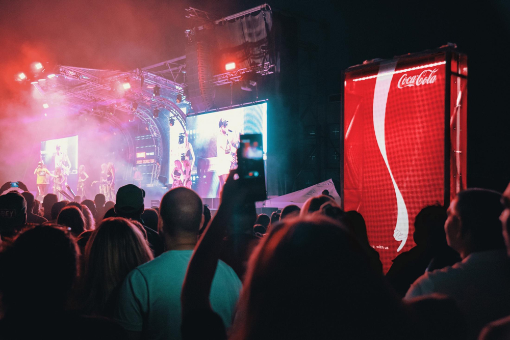 可口可乐创意户外广告:请将可乐罐扔到“这里”