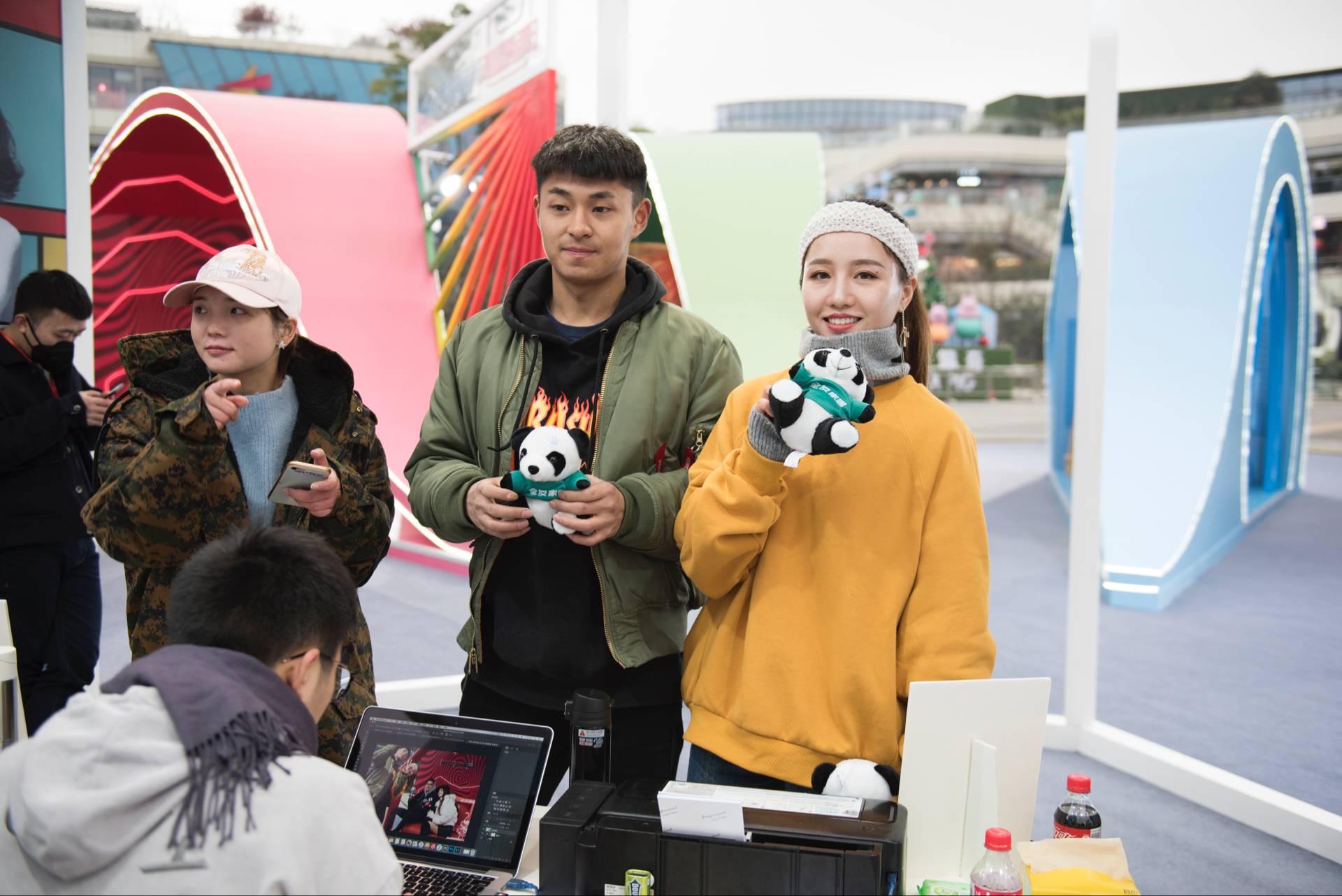 有色空间亮相成都街头各路潮人争相拍拍拍