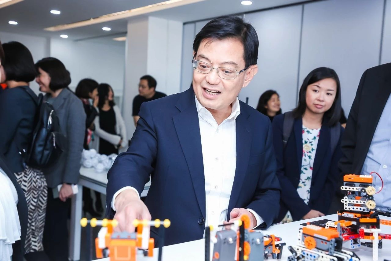 新加坡财政部长王瑞杰率团参访创业邦北京空间,与科技创新企业进行深入交流