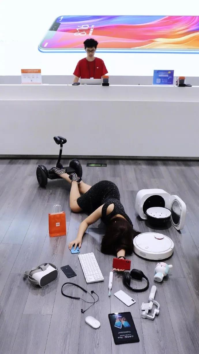 贫穷限制想象!“摔倒炫富”怎么突然就火了?