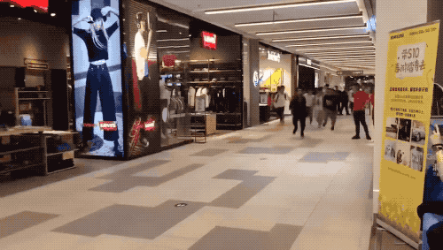 优衣库x KAWS联名款遭疯抢,背后满是套路!