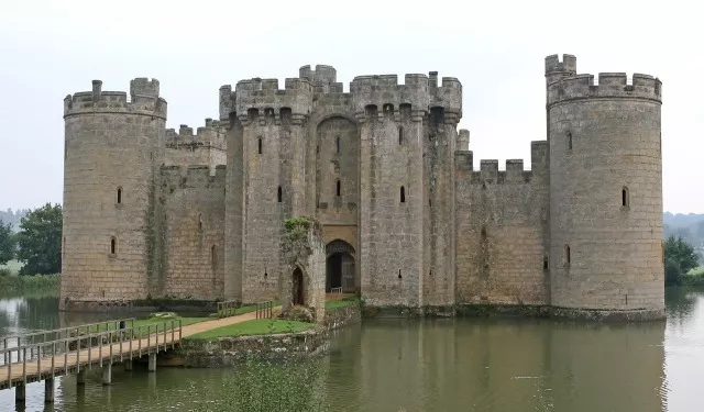 战略进阶指南 | 战略的起点是创造优势，战略的终点是建立壁垒