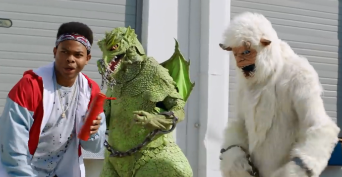 这个戛纳创意奖拿到手软的品牌,拍了部沙雕版《哥斯拉》