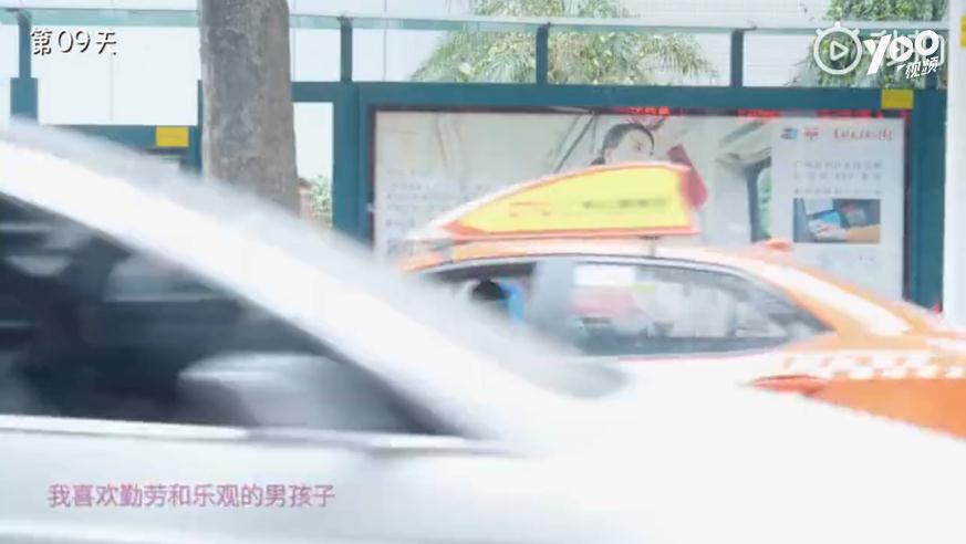 警察蜀黍为卖茶小妹的“凄美爱情”拍宣传片