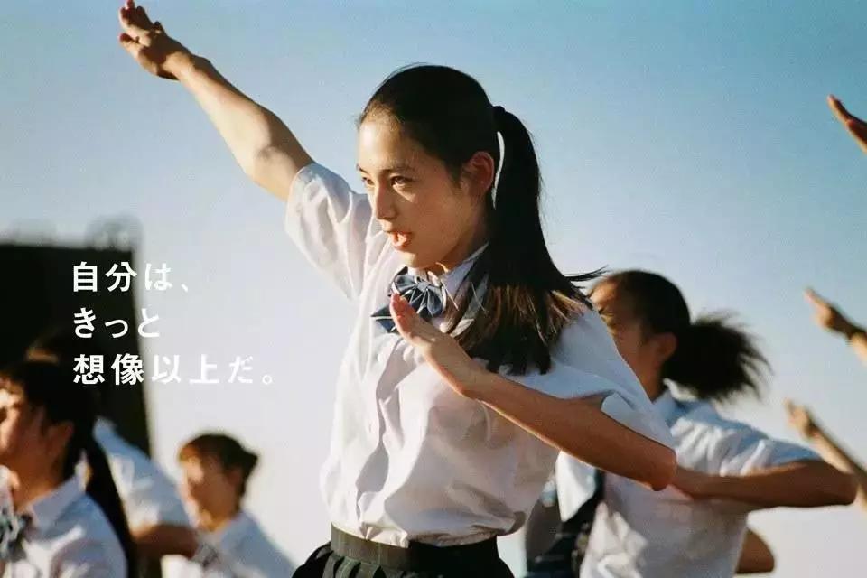 燃爆!日本广告“一镜到底”集760位师生狂飙热舞,瞬间获上w点赞!