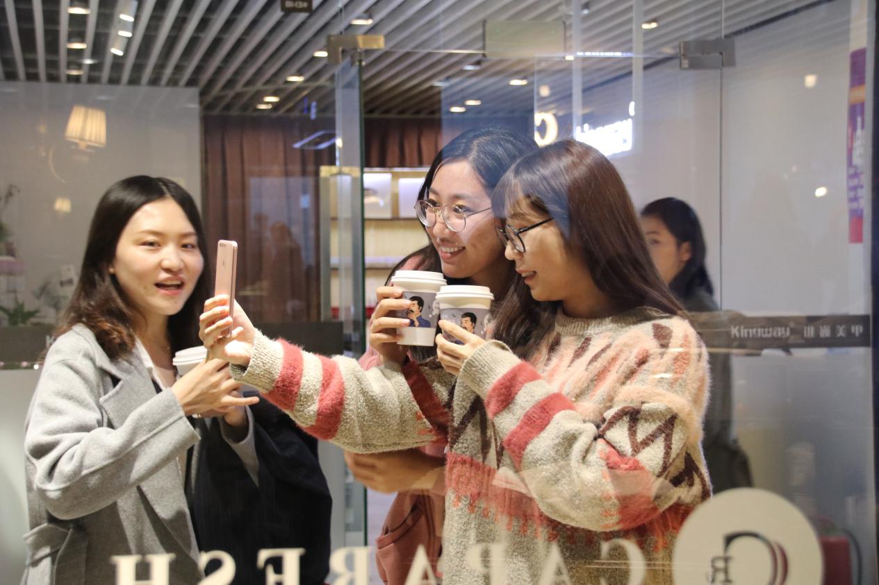 一点资讯在望京开了家快闪店 带你重温课本里的鲁迅