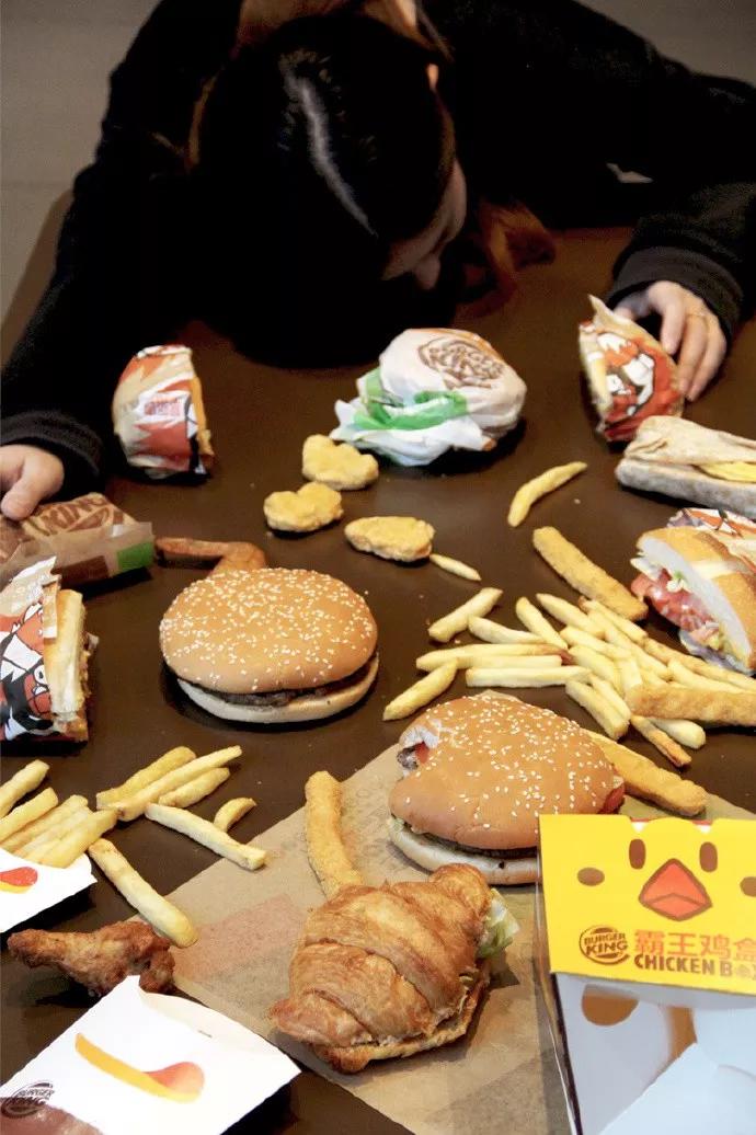 贫穷限制想象!“摔倒炫富”怎么突然就火了?