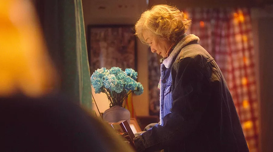  她忘了全世界，却没忘记爱你