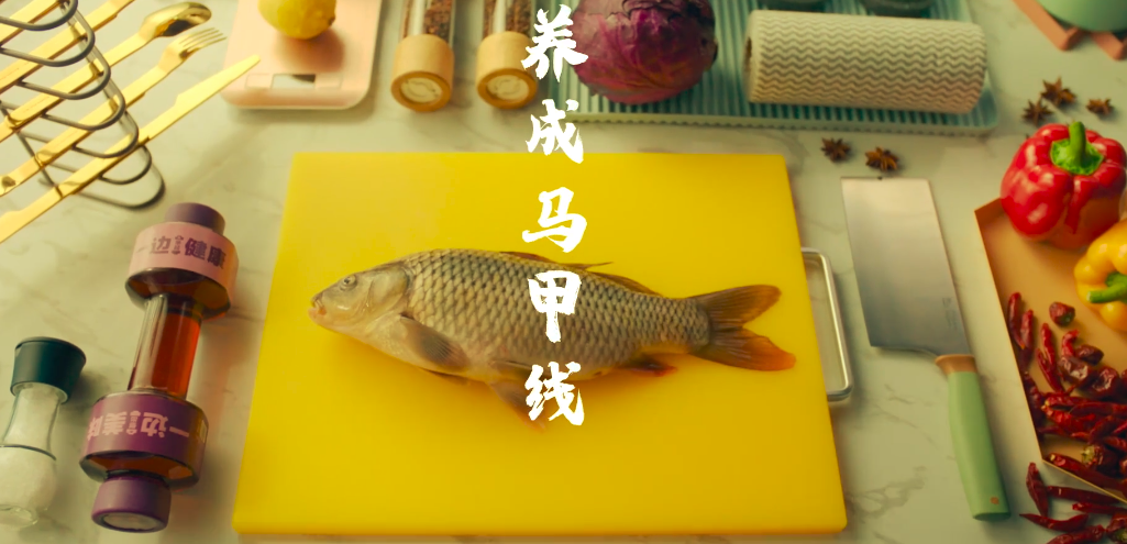 淘宝吃货 “厨房加油哑铃” 一边倒出菜油,一边举起健康