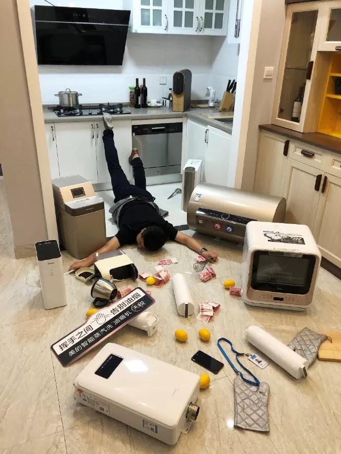 贫穷限制想象!“摔倒炫富”怎么突然就火了?