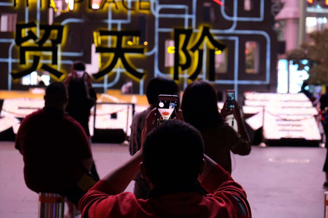 户外广告的极限玩法 |“超级月亮”慢直播登陆世贸天阶大屏,这波中秋热点营销我给满分!