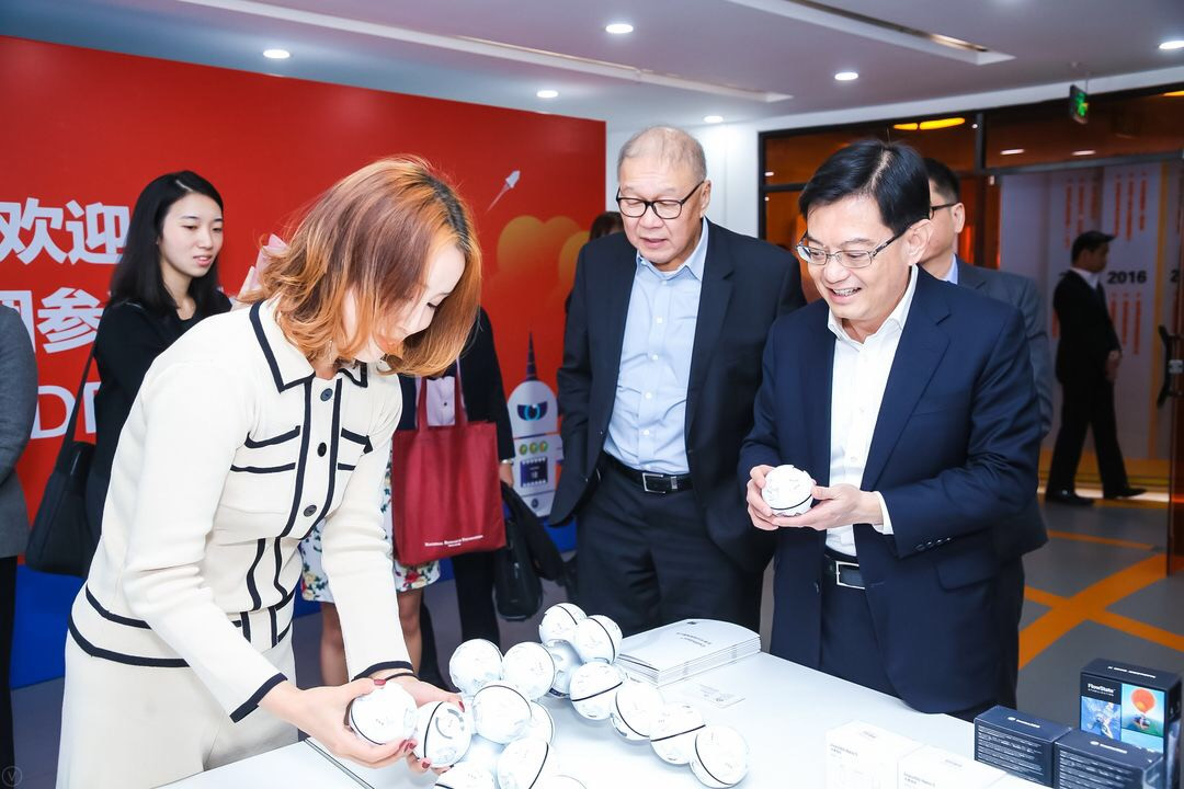 新加坡财政部长王瑞杰率团参访创业邦北京空间,与科技创新企业进行深入交流