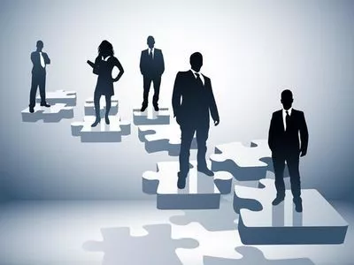 公关总监应该主内还是主外？