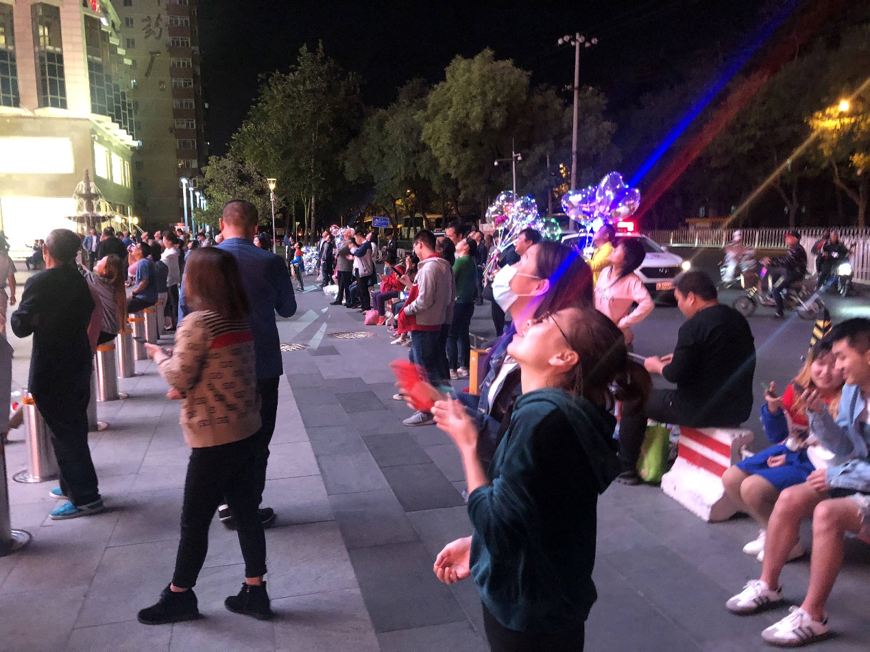 户外广告的极限玩法 |“超级月亮”慢直播登陆世贸天阶大屏,这波中秋热点营销我给满分!