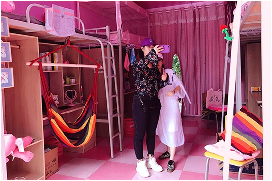 毕业季,你被巨型快递盒刷屏了没?