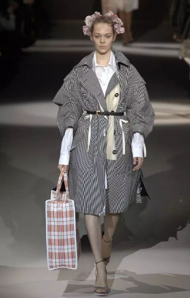 今年双11,卫龙卖起了蛇皮袋?