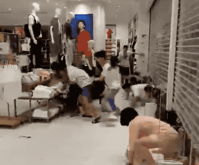 优衣库x KAWS联名款遭疯抢,背后满是套路!