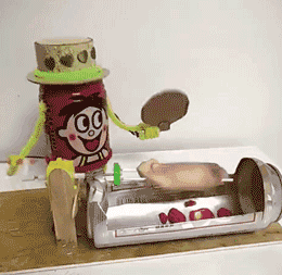  三年六班李子明，你女朋友拿了一箱旺仔牛奶在酒店等你!