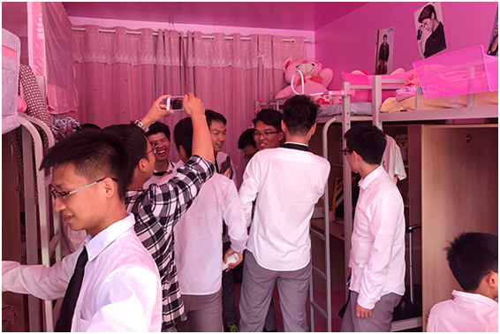 毕业季,你被巨型快递盒刷屏了没?