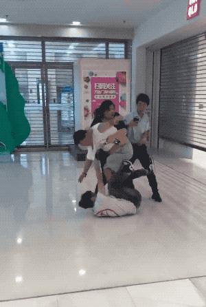 优衣库x KAWS联名款遭疯抢,背后满是套路!