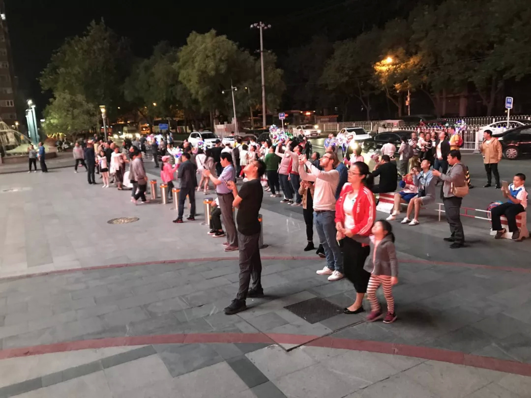 户外广告的极限玩法 |“超级月亮”慢直播登陆世贸天阶大屏,这波中秋热点营销我给满分!