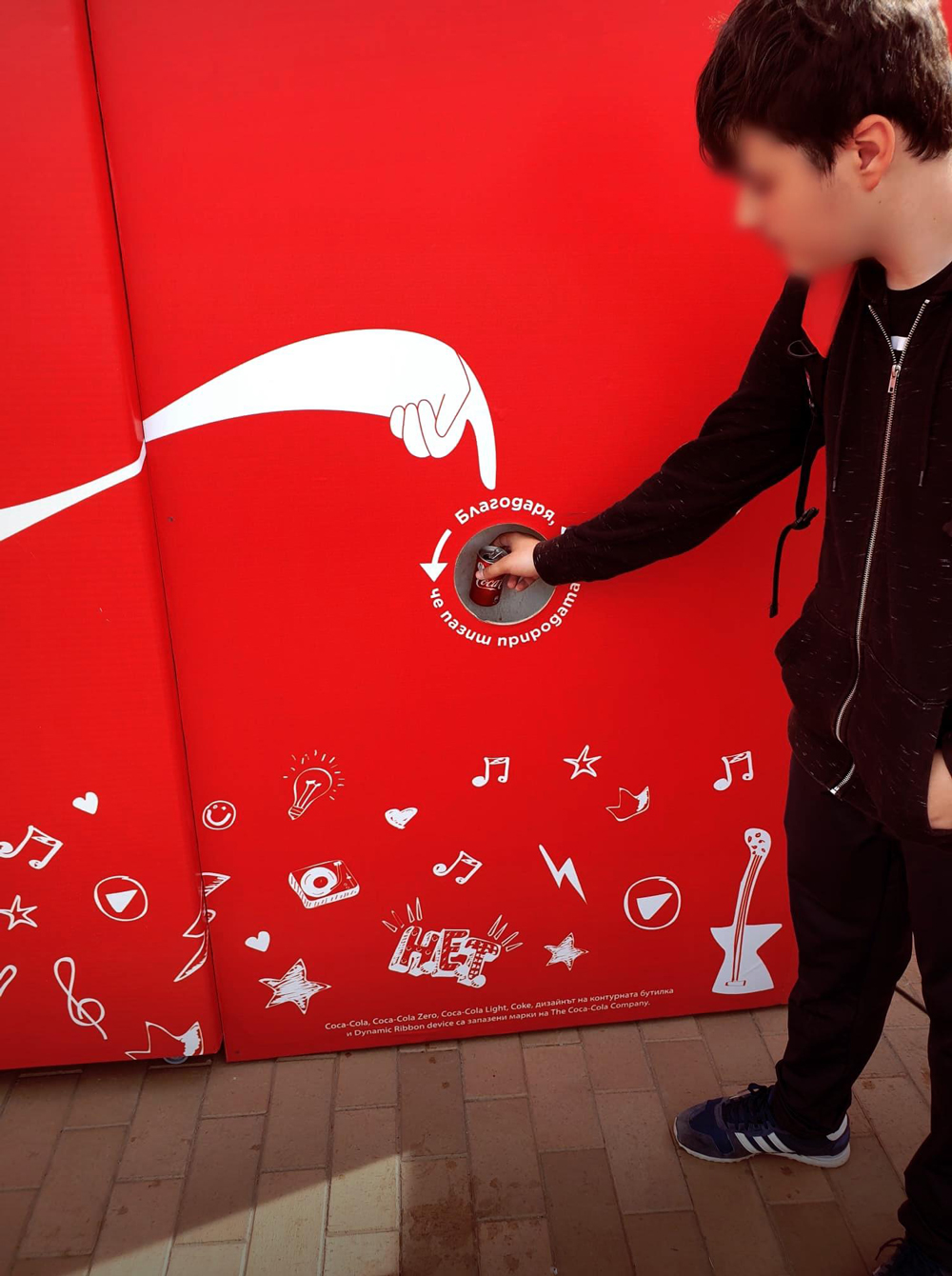 可口可乐创意户外广告:请将可乐罐扔到“这里”