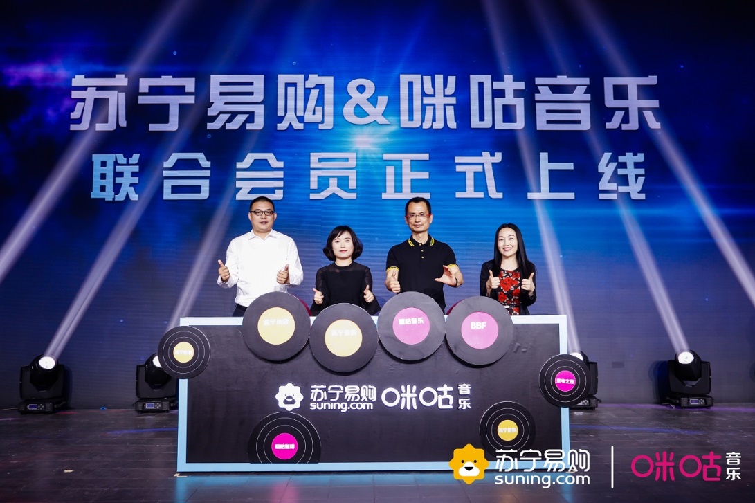 苏运莹、那吾克热《双面生活》首发 超燃合作助“卡王”上线