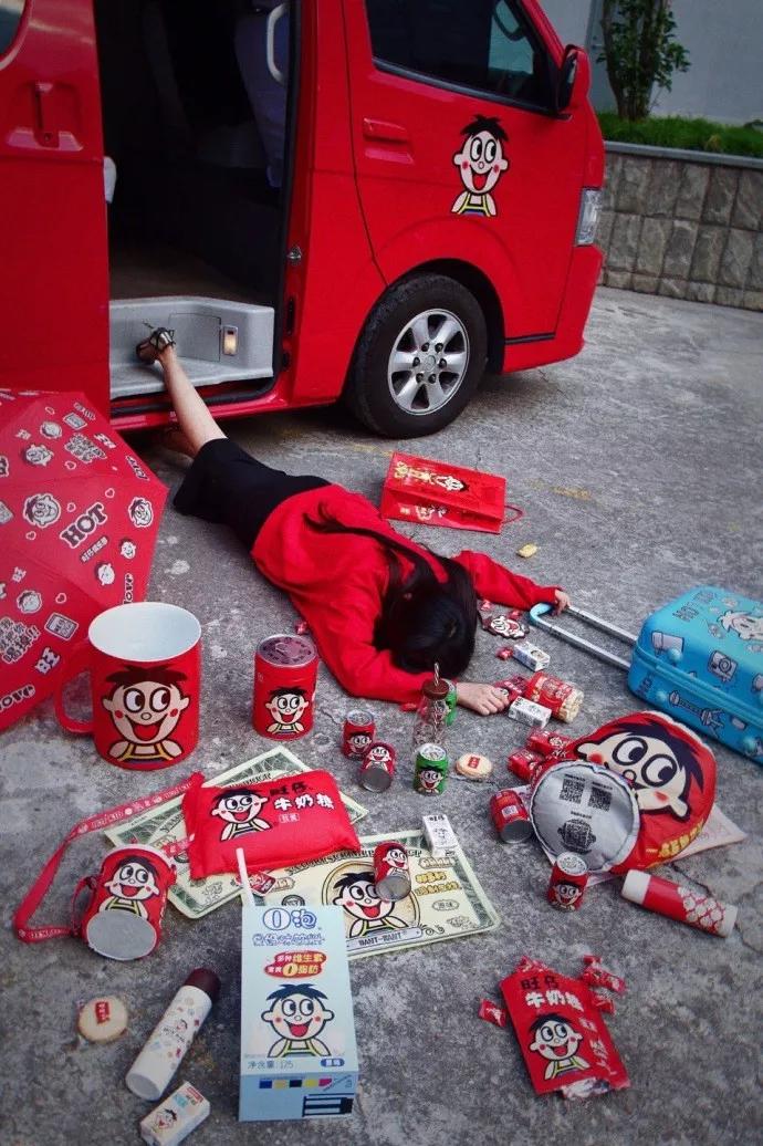 贫穷限制想象!“摔倒炫富”怎么突然就火了?