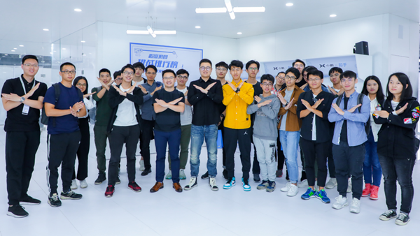 小姐姐云集的广州车展 小鹏汽车现场“充个电”更出挑