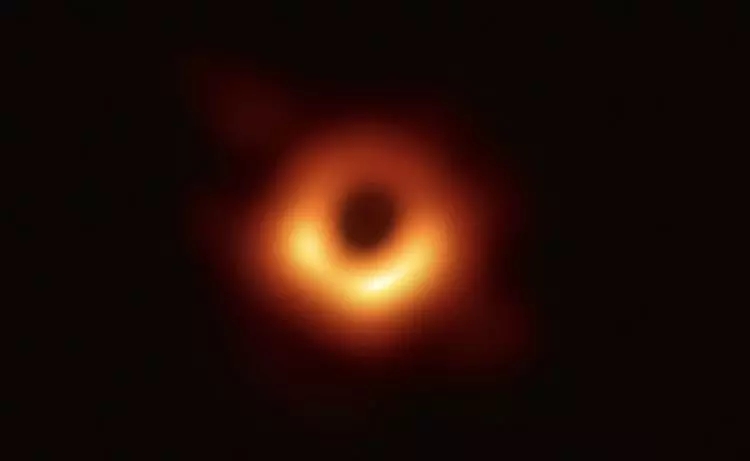 人类首张黑洞照片发布,段子手和品牌商炸了!