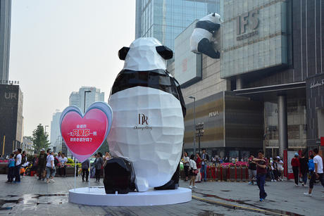 DR钻戒《求婚大熊猫》户外熊猫雕塑