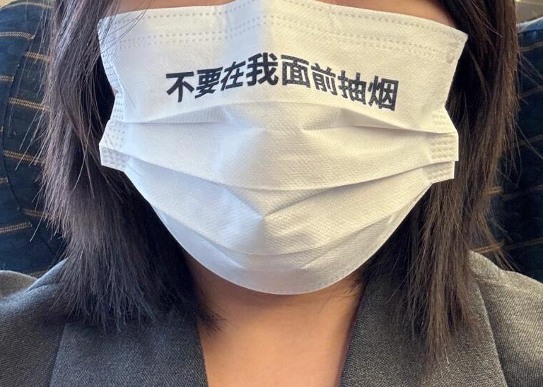 二手烟吸到吐的打工人涌进「餐饮界林则徐」,"店里贴800张禁烟标语、烟民不听劝就报警"