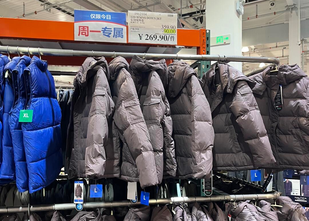 多少人靠超市300块羽绒服体面过冬？山姆们卖衣服比始祖鸟更能拿捏返贫中产