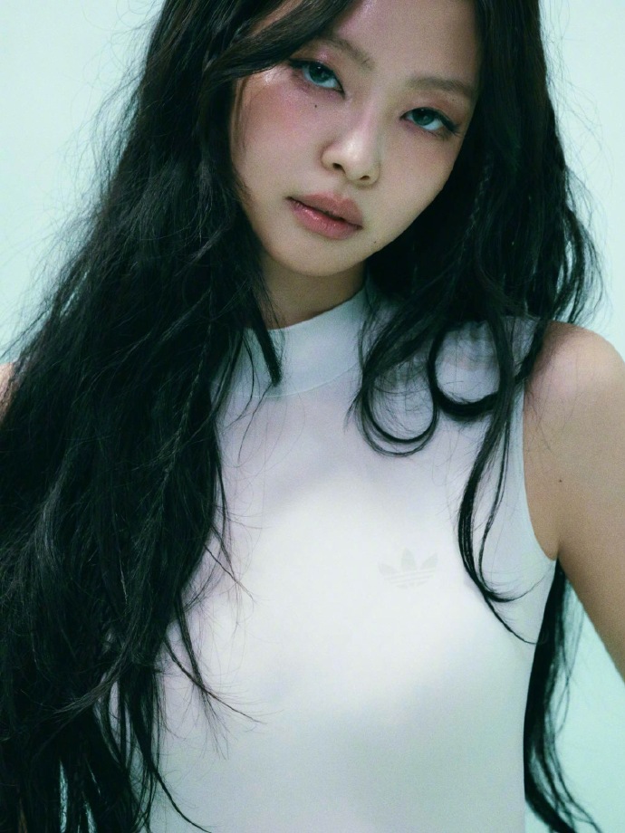 adidas 和 JENNIE 来一场即兴芭蕾