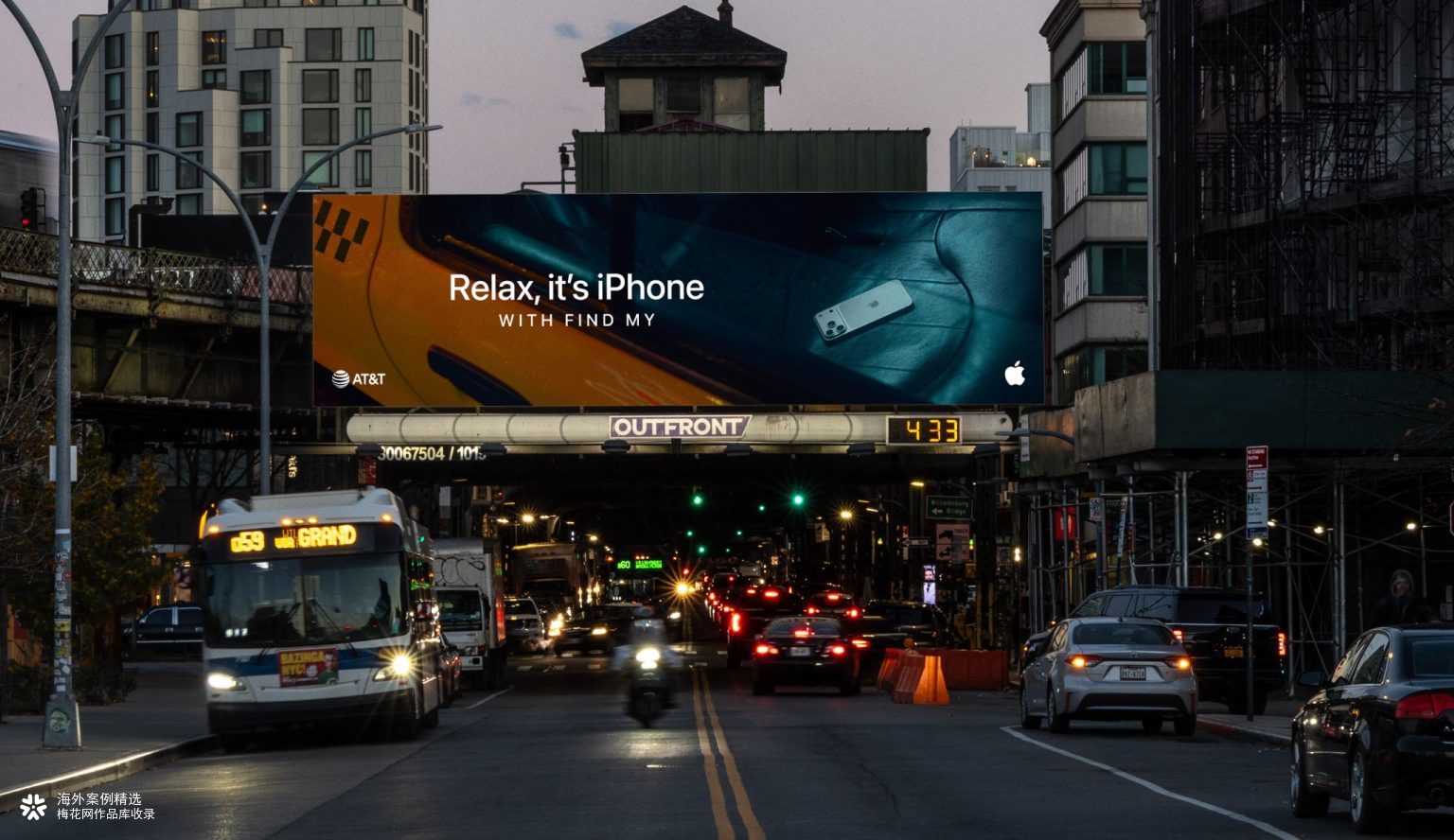 iPhone 的户外广告，有种强颜欢笑的冷幽默