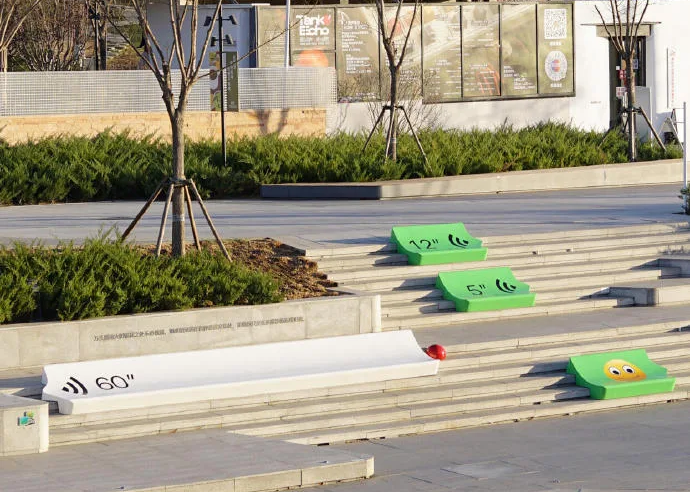 设计师的反击？把60秒语音钉成公园长凳，网友：坐上去自动播放“再改一版”！