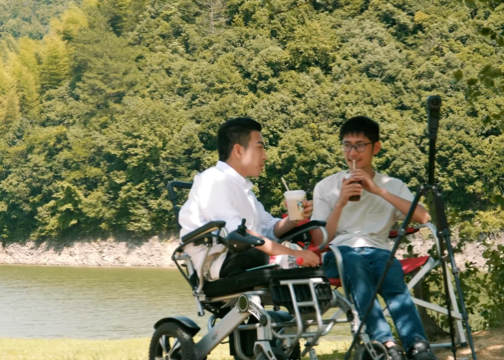 影石 X 影视飓风 助力轮椅少年圆梦，为国际残疾人日注入科技温度
