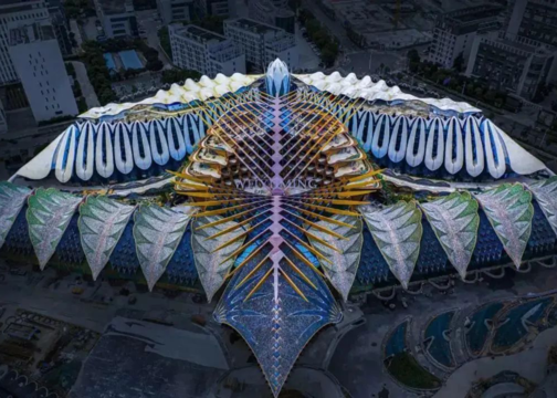 深圳又添一座“魔楼”，用“破烂”装饰，看起来像大飞蛾？